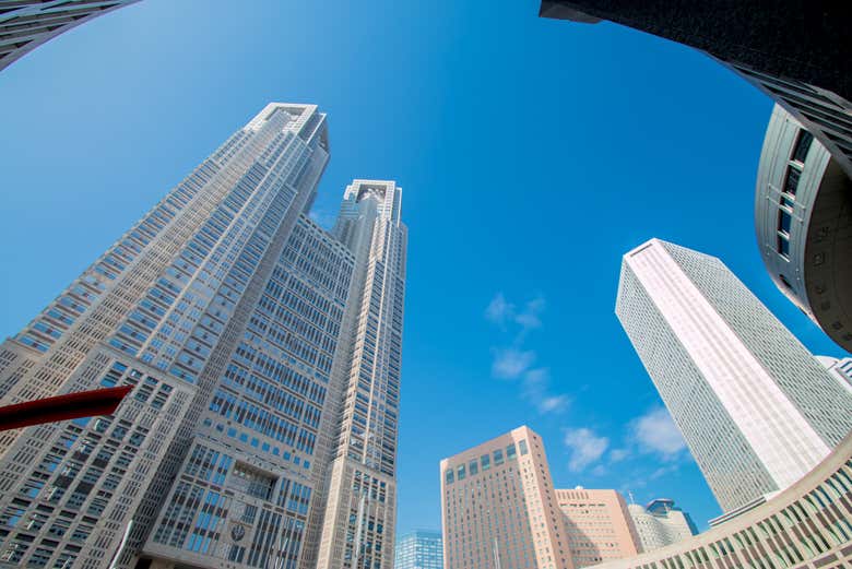 Admire the buildings in Tokyo