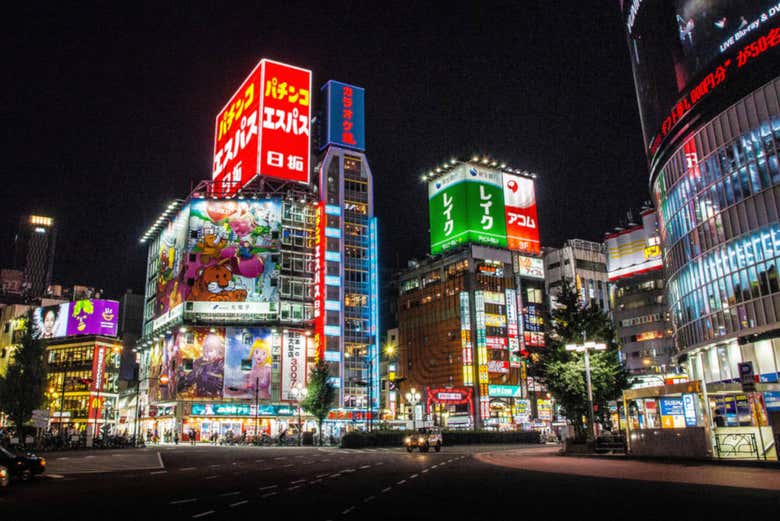 Tour the Shinjuku neighbourhood at night